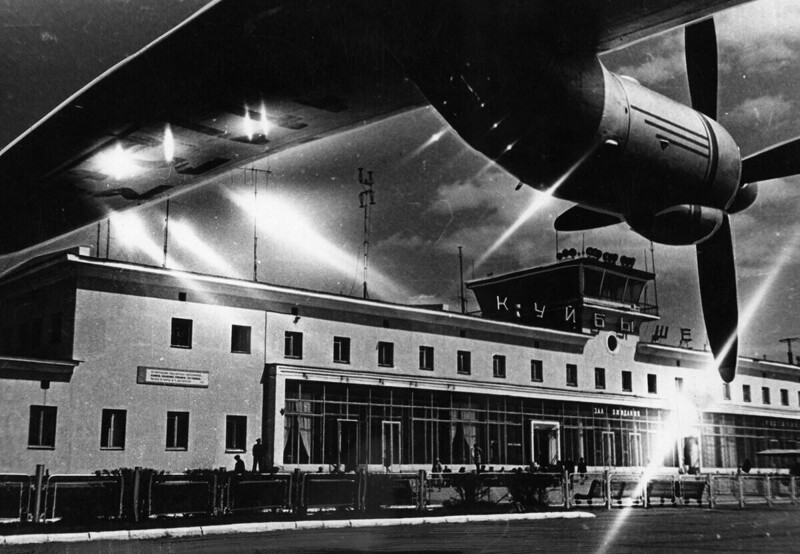 Аэропорт Курумоч вечером, 1969 год