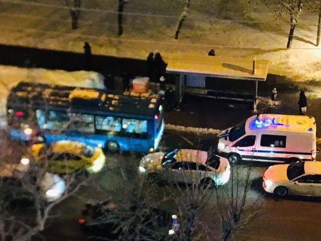 Пассажир напоролся на металлическую планку в московском автобусе и умер, не доехав до дома