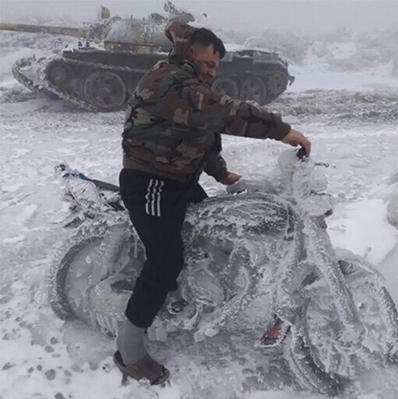30 января мужчина. Замерз на мотоцикле. Мотоцикл обледенел. Только в России можно. Ледяной мотоцикл.