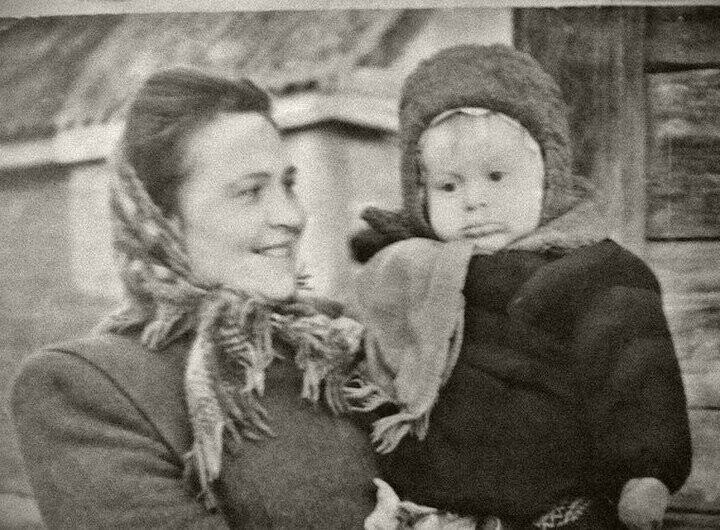 Юрий Богатырев в детстве с мамой Татьяной Васильевной.