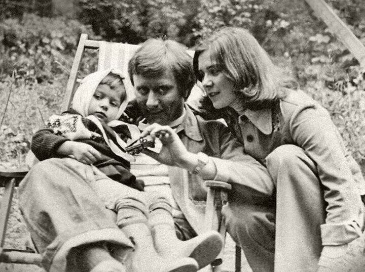 Андрей Миронов и Лариса Голубкина с дочерью Машей.