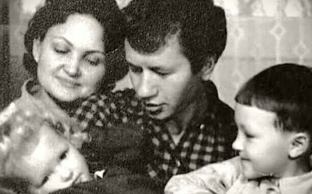 Леонид Быков с женой Тамарой, дочерью Марьяной и сыном Сашей.