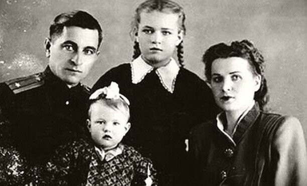 Людмила Чурсина в детстве с родителями и младшей сестрой.
