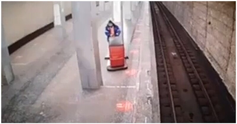 Работник метро не справился с поломоечной машиной и упал вместе с ней с платформы
