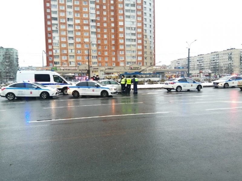 В Петербурге полицейские со стрельбой задержали нарушителя на белой «Киа»