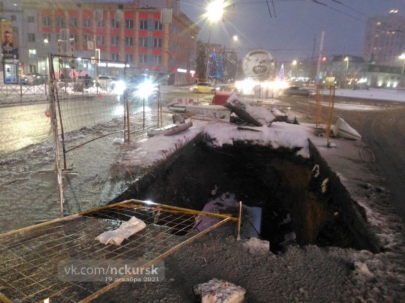 В Курске "десятка" нырнула в выкопанную коммунальщиками траншею
