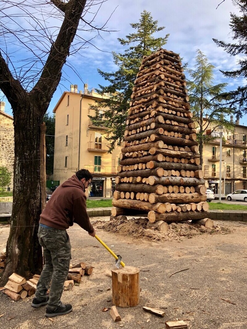 В Тоскане есть одна интересная традиция по сожжению деревянных пирамид