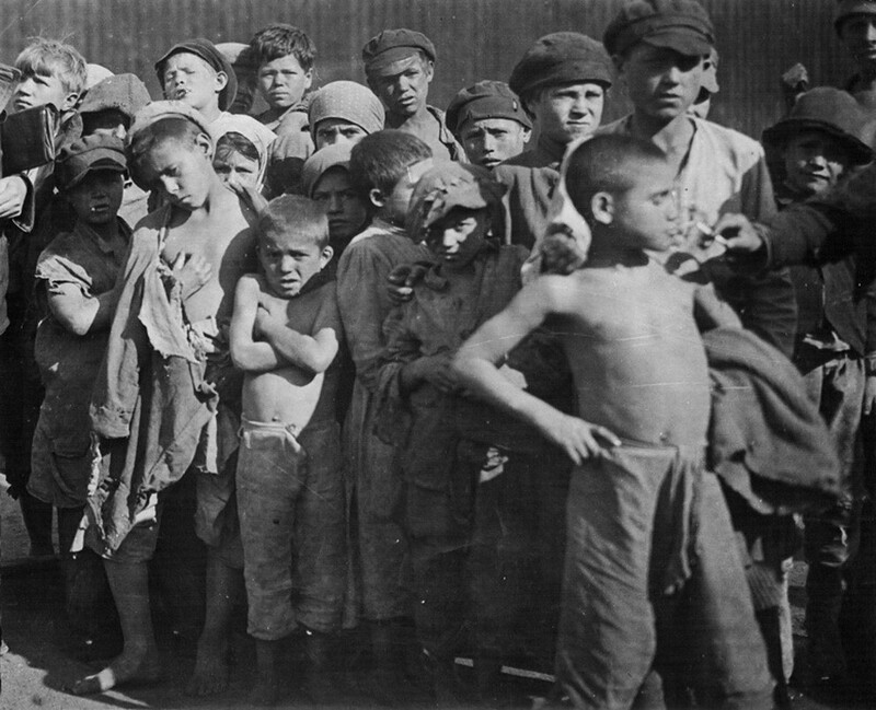 Группа детей-беспризорников. Москва, 1922.