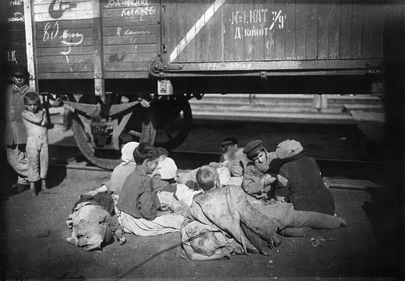 Беспризорные и голодающие дети на Николаевском вокзале, Москва, 1920.