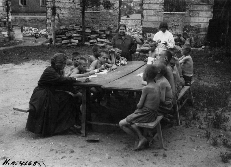 Занятия с бывшими беспризорниками. Москва, 1925.