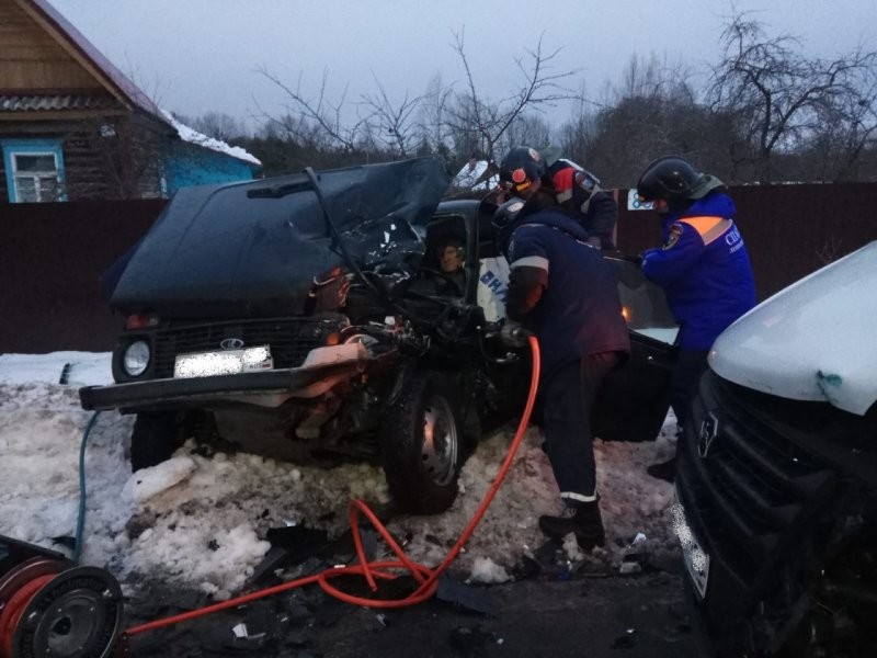 Авария дня. В Ленобласти после лобового ДТП водителя пришлось вырезать из «Нивы»