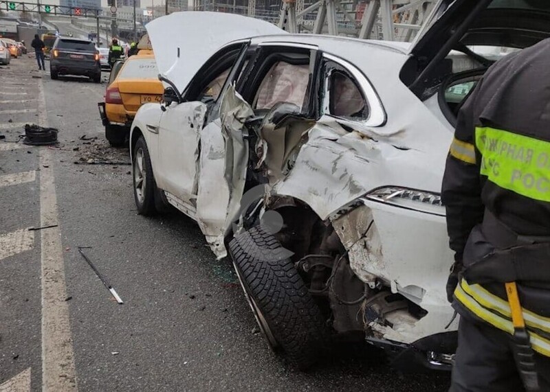 Массовая авария: из-за маневров сына бизнесмена на Кутузовском проспекте в Москве столкнулись более 10 машин