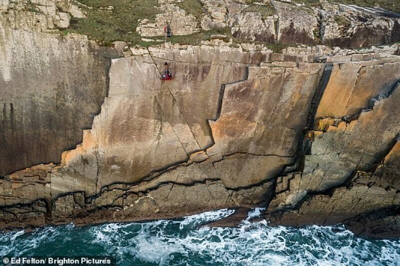 13-летний британец сутки провисел на скале, чтобы помочь больным детям
