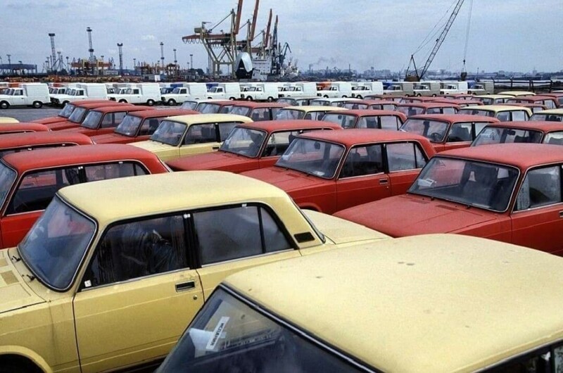 "На экспорт". Автомобили ВАЗ - 2105 и ИЖ - 2715 в Ленинградском порту, 1980 - е. Фото: Максим Блохин.