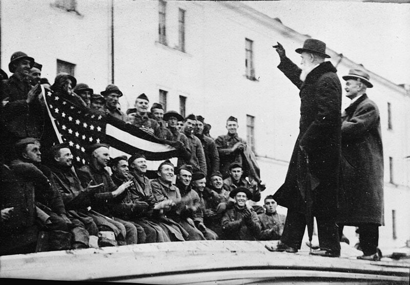 Председатель правительства Северной области Николай Чайковский приветствует американских солдат. Архангельск, 1918 г.
