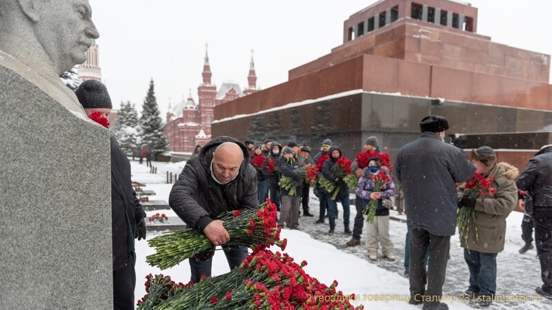 9500 гвоздик товарищу Сталину