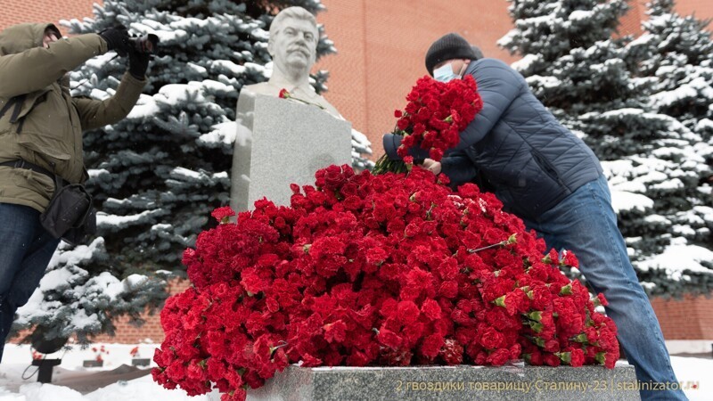 9500 гвоздик товарищу Сталину