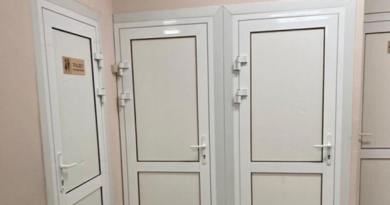 Гендерно-нейтральный туалет для школьников организовали в Новосибирской гимназии №10