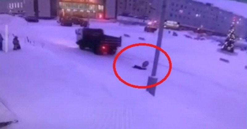 Ребёнок скатился с горки прямо под колёса движущегося грузовика в Мурманской области