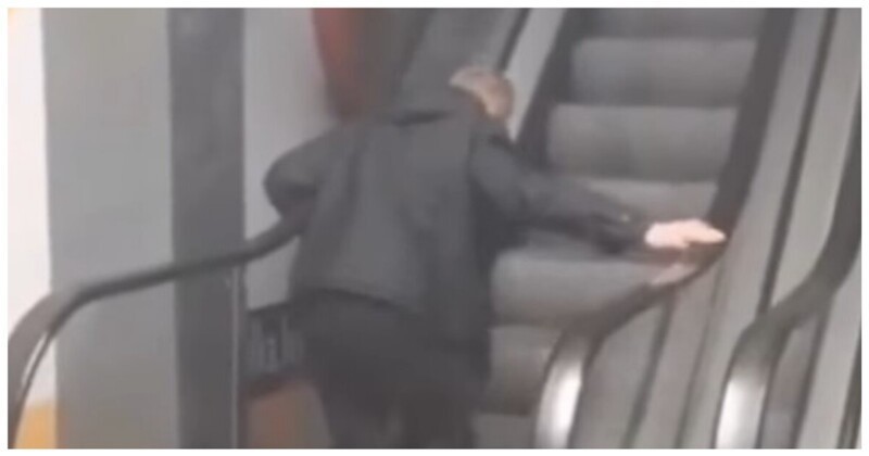 "Третьи сутки в пути": пьяный мужчина штурмует эскалатор