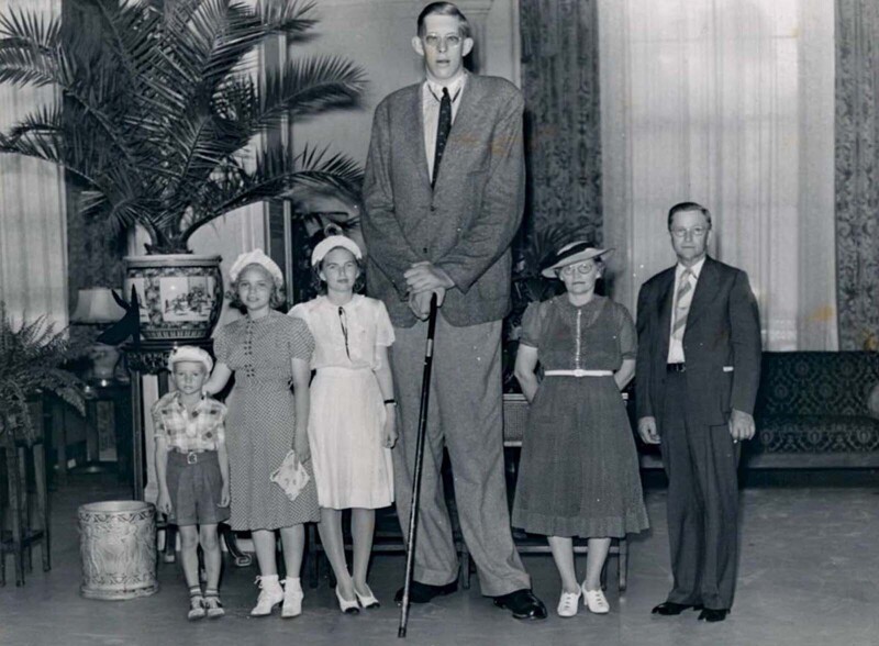Самый высокий мужчина в мире и его семья. Все его родные - среднего роста и веса