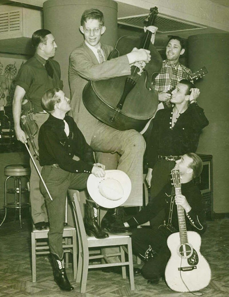 Роберт Уодлоу позирует с музыкантами группы "Sons of the Pioneers" на праздновании столетия Техаса, 1936 год