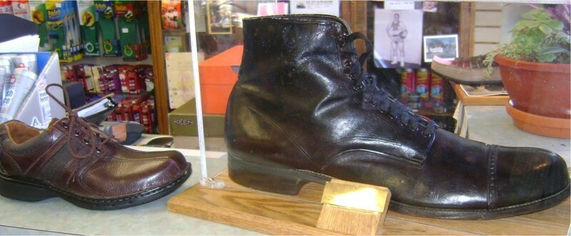 Обувь Уодлоу (размер 37 AA в США; размер 36 в Великобритании или приблизительно 75 размер в Европе) по сравнению с размером 12 в США
