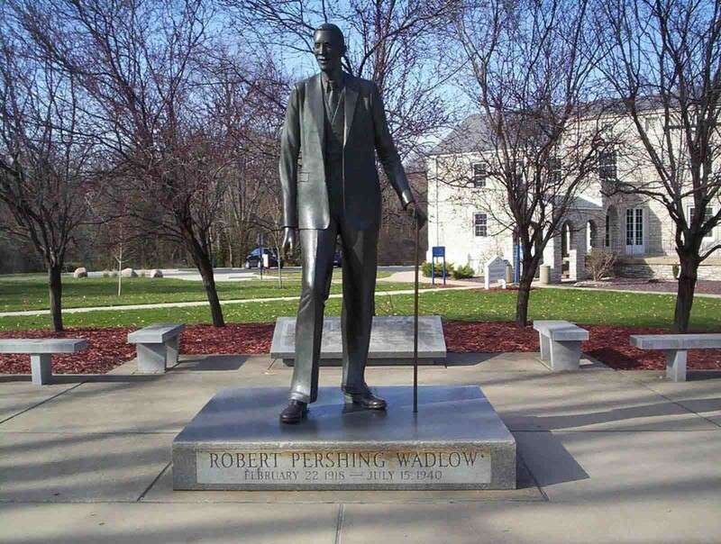 Статуя Роберта Уодлоу в натуральную величину стоит в его родном городе Альтон, штат Иллинойс