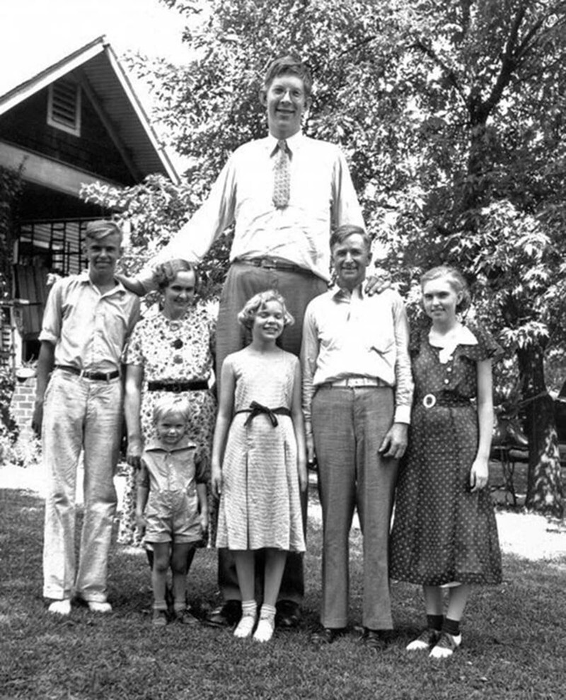 Роберт с семьей в 1935 году