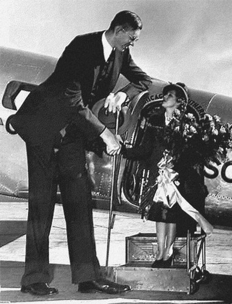 Роберт Уодлоу встречает кинозвезду Мэри Пикфорд в аэропорту Сент-Луиса