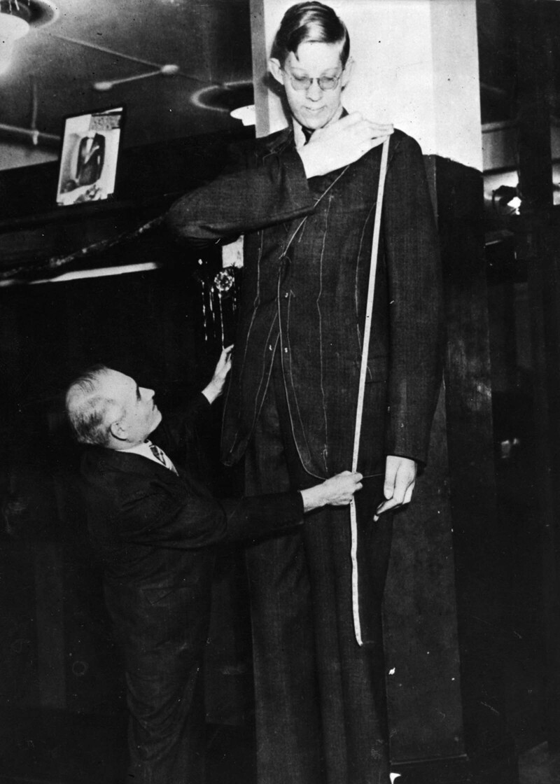 Портной снимает мерки для того, чтобы сшить костюм. 1939 г.