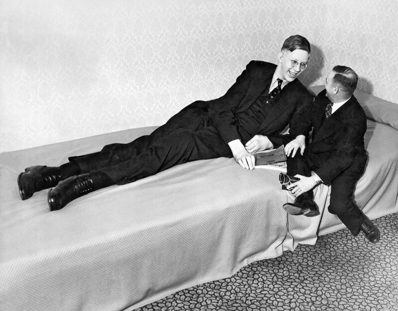 Уодлоу болтает с другом после выступления на благотворительном мероприятии в Омахе, штат Небраска. 1937 г.