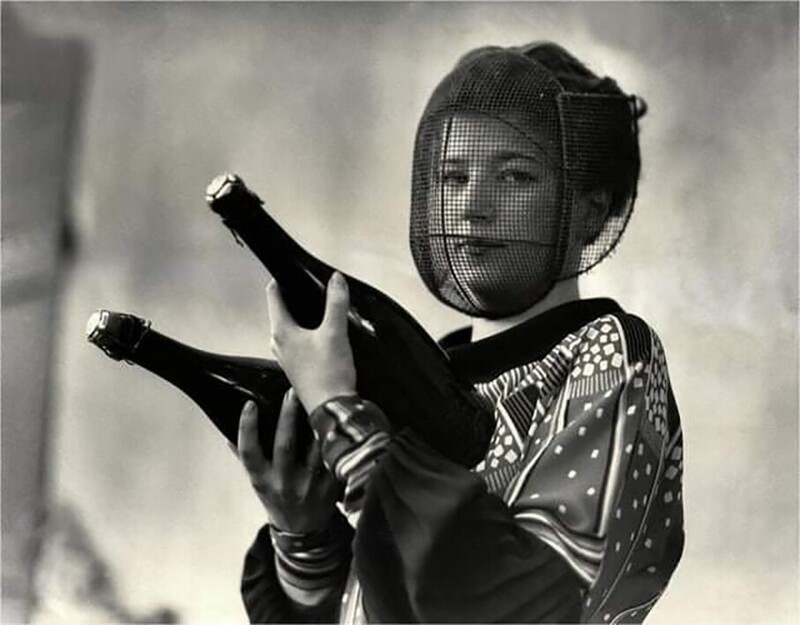  Проверяльщица сохранности бутылок шампанского в защитной маске.  Франция, 1916 год