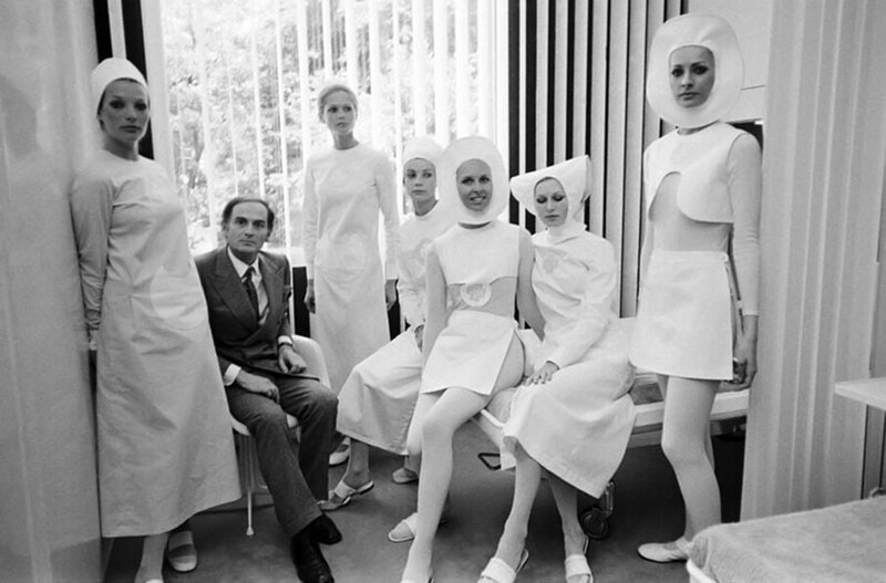 Модельер Пьер Карден позирует с моделями в своем футуристическом видении униформы для медсестер в Париже, Франция, 1970-е год