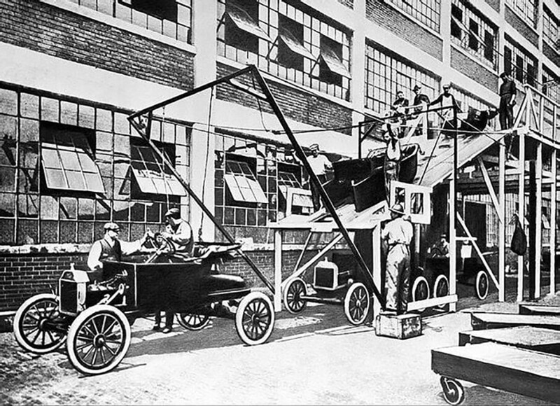 Рабочие собирают легковые автомобили на заводе Форда, 1913 год, Детройт