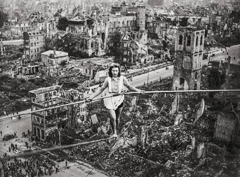 Маргрет Циммерманн идёт по канату над руинами Кельна, Германия, 1946 год
