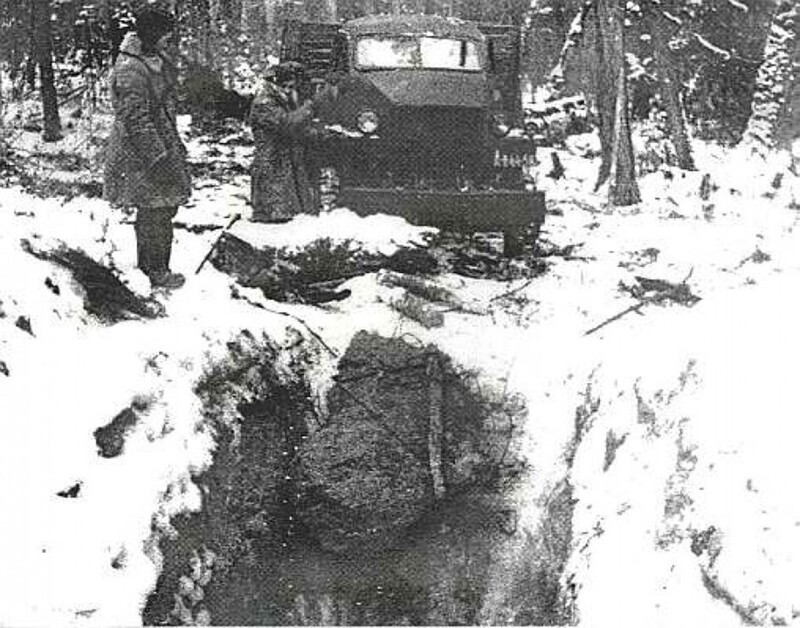 "Студер"тащит из кратера фрагмент Сихотэ-Алинского метеорита упавшего в Приморье 12.02.1947 г