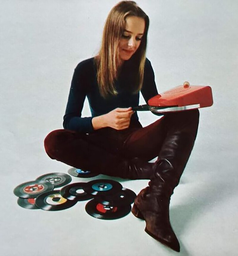 Переносной плеер для прослушивания виниловых пластинок. 1969 год