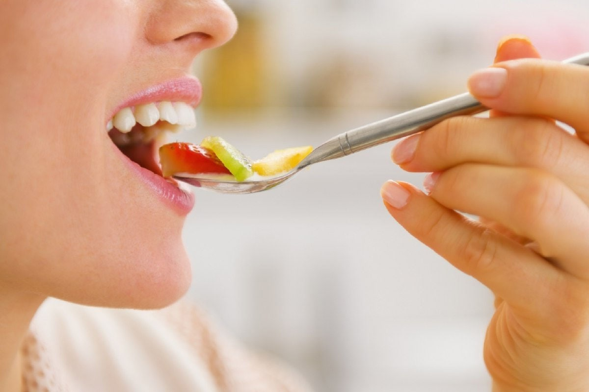 Почему пищу следует тщательно пережевывать. Жевание пищи. Тщательное пережевывание пищи. Вкус пищи. Еда в зубах.