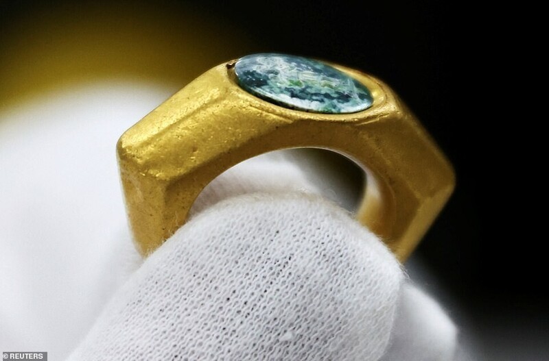 В Израиле обнаружили кольцо с одним из древнейших изображений Христа