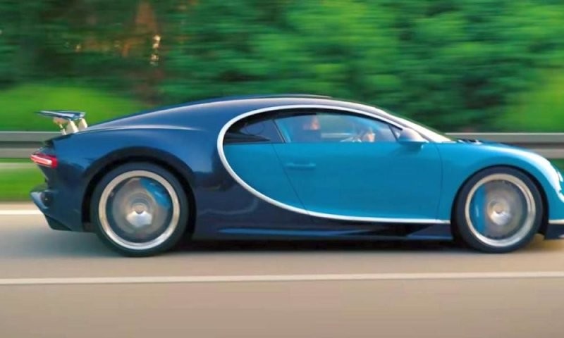 Посмотрите, как Bugatti Chiron летит по немецкому автобану на скорости 400+ км/ч