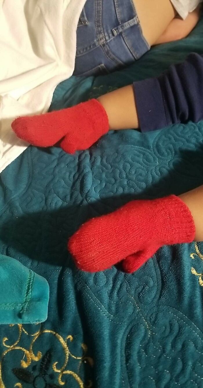 18. "Я думал, что надел на сына носки. Оказалось, это были перчатки. Вот, что мне прислала теща"