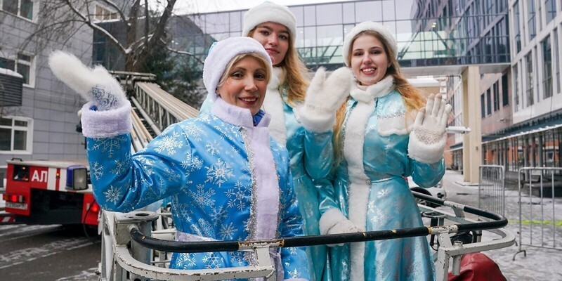 Дед Мороз стучит в окно: 50 спасателей в костюмах Дедов Морозов поздравили маленьких пациентов