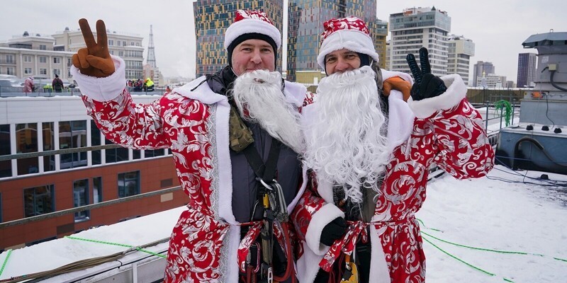 Дед Мороз стучит в окно: 50 спасателей в костюмах Дедов Морозов поздравили маленьких пациентов