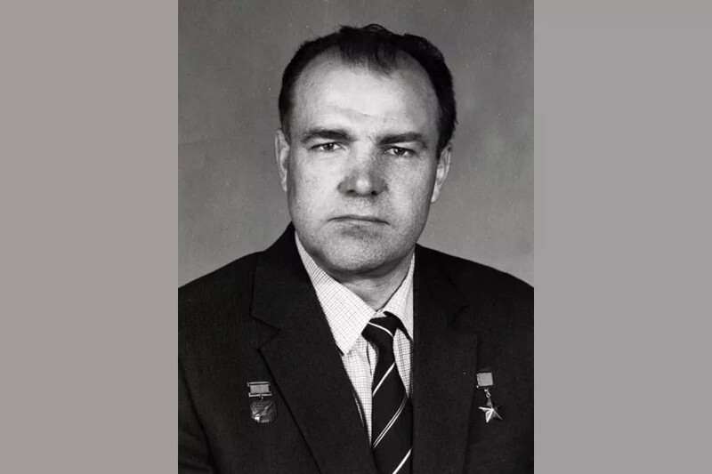 Веремей Борис Иванович  Заслуженный летчик-испытатель. Герой Советского Союза.