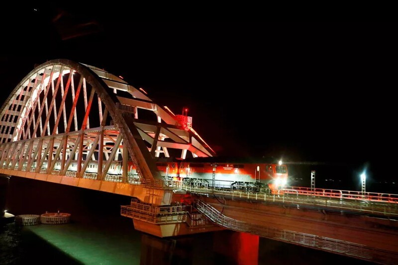 По Крымскому мосту впервые проехал пассажирский поезд