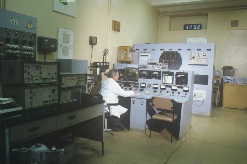 Запущен первый советский ядерный реактор.