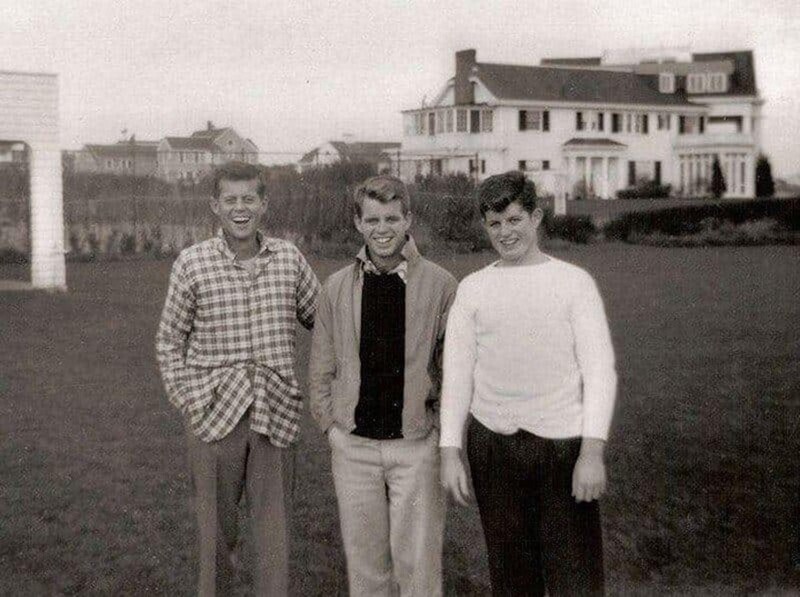  Юные братья Кеннеди: Джон, Бобби и Тедди. США, конец 1940-ых