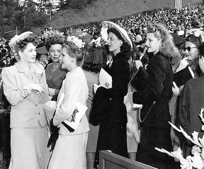 Норма Ширер, Ида Лупино, Мэри Пикфор, Лоретта Янг, Рита Хейворт и Барбара Стэнвик на Голливуд Боул в 1943 году