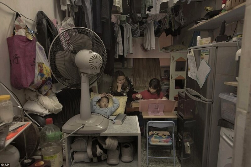 Ли Сует-вэнь, ее 6-летний сын и 8-летняя дочь живут в комнате площадью 11 квадратных метров, в которой есть двухъярусная кровать, небольшой диван, холодильник, стиральная машина и столик
